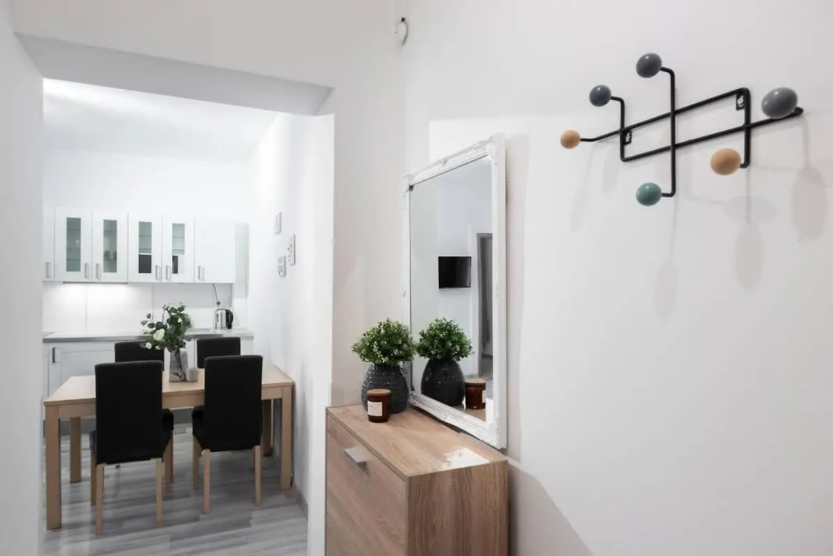 Charming Spacious Apartment In Central פראג